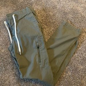 EUC Vuori The rise the shine pants, size medium sage